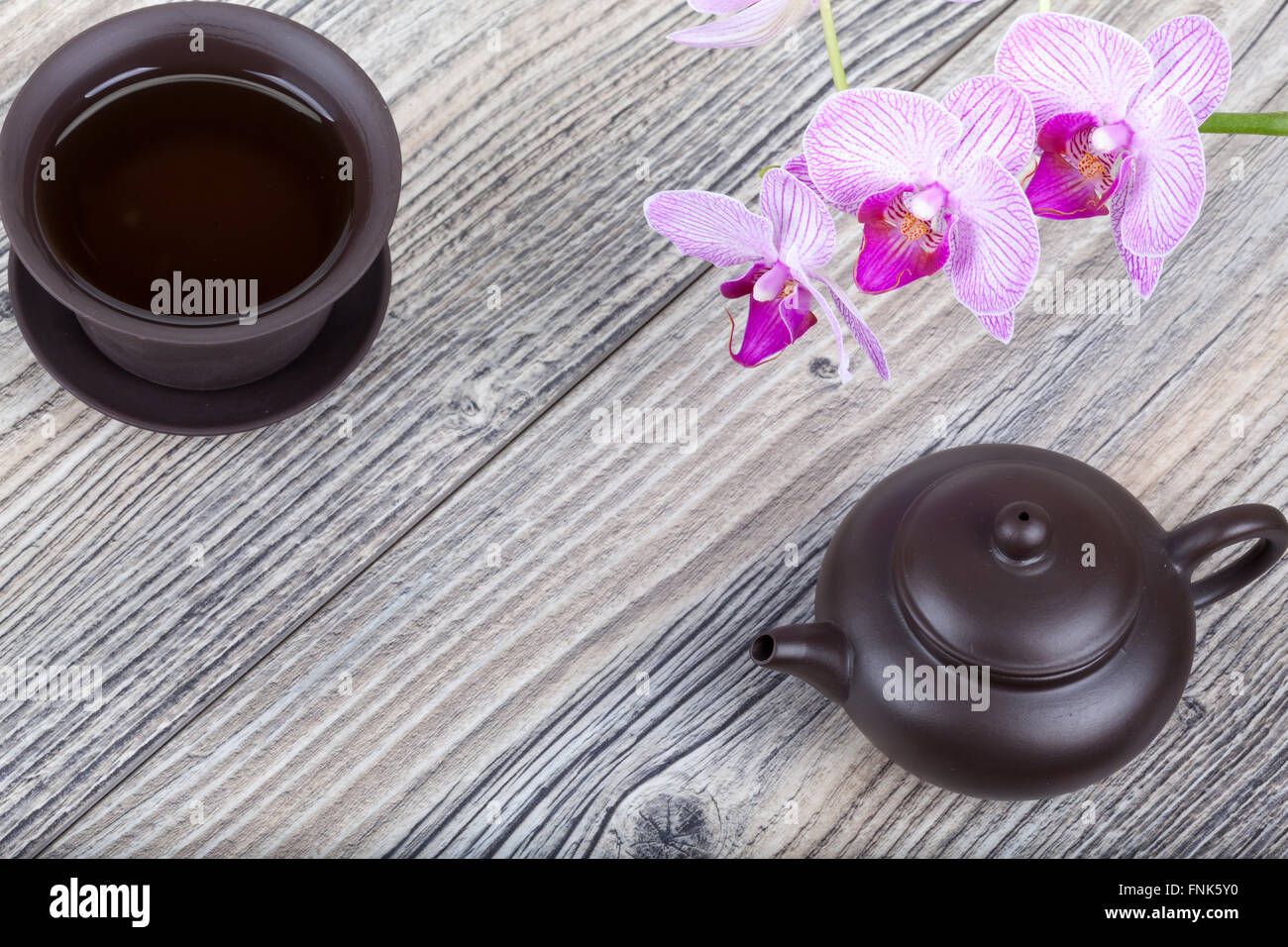 Cerimonia del tè cinese con ceramica impostato sul tavolo di legno Foto Stock