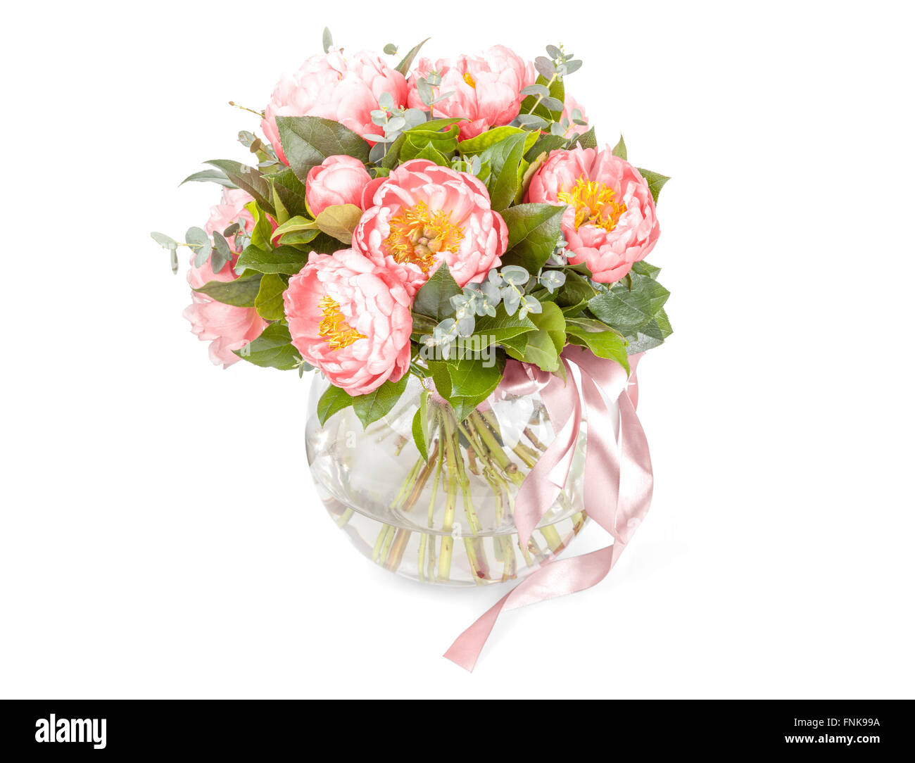 Sorprendente bouquet di rosa pioni isolato su bianco Foto Stock