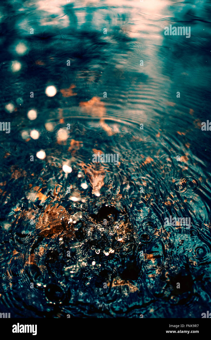 Le goccioline di acqua che rientrano nel fiume Foto Stock