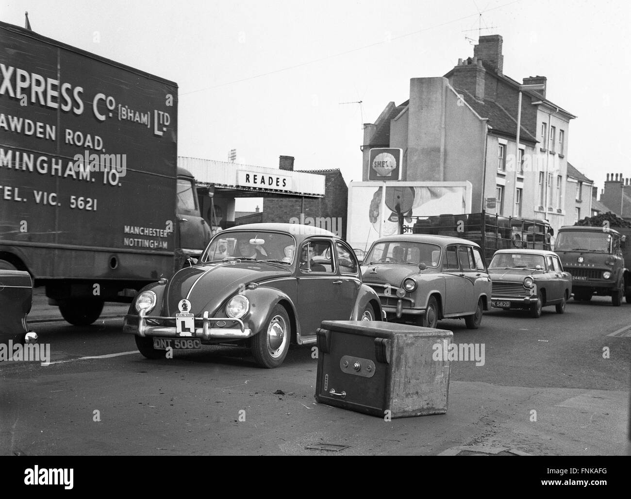Automobilisti che evitano una cassaforte di sicurezza di Chubb caduta da un camion Gran Bretagna, rapina alla luce del giorno degli anni '1960, ostruzionismo Foto Stock
