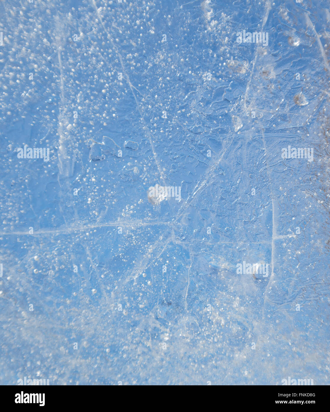 Il cielo attraverso un sottile, trasparente pezzo di ghiaccio Foto Stock