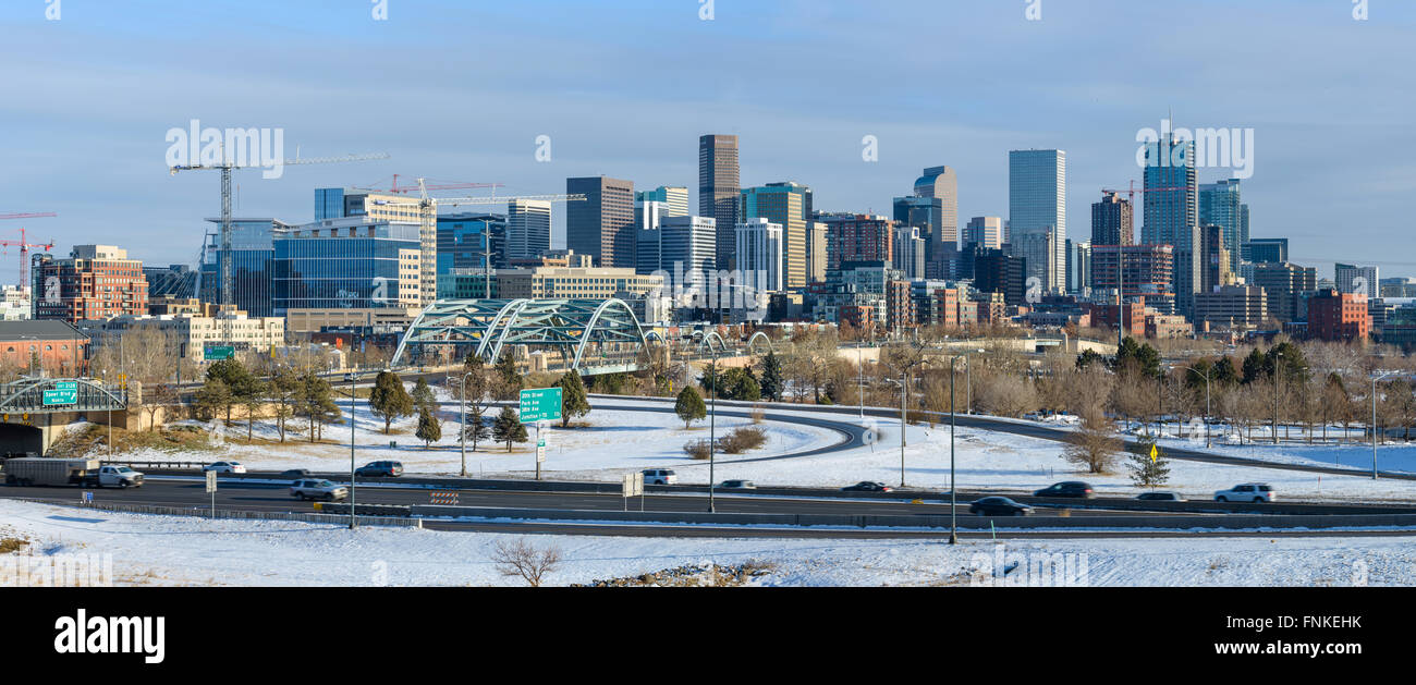Denver, Colorado, Stati Uniti d'America - 26 dicembre 2015: Downtown Denver sembra pulito e rinfrescati dopo un veloce movimento di Natale tempesta di neve. Foto Stock