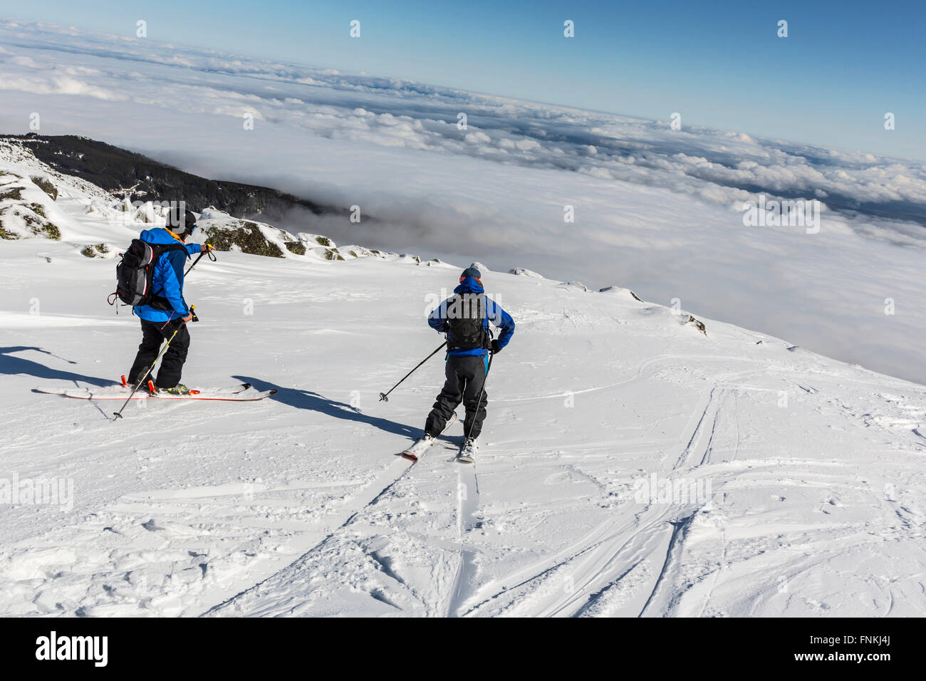 Due gli sciatori sono alla sommità di un picco di montagna Vitosha. Essi partecipano ad un concorso di freestyle di sciatori e snowbo Foto Stock