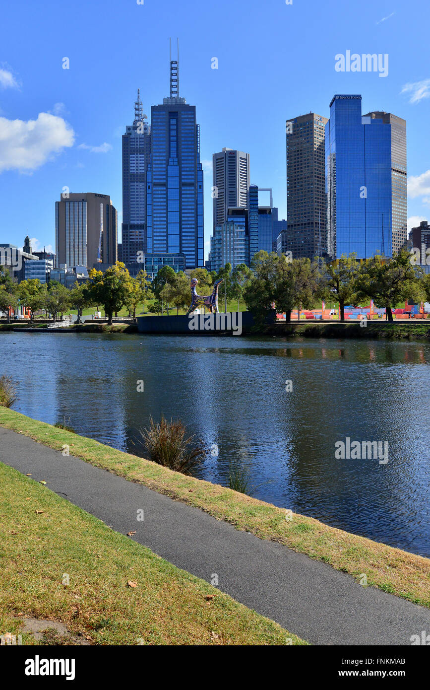 Australia, Victoria, Melbourne, il quartiere centrale degli affari e il fiume Yarra Foto Stock