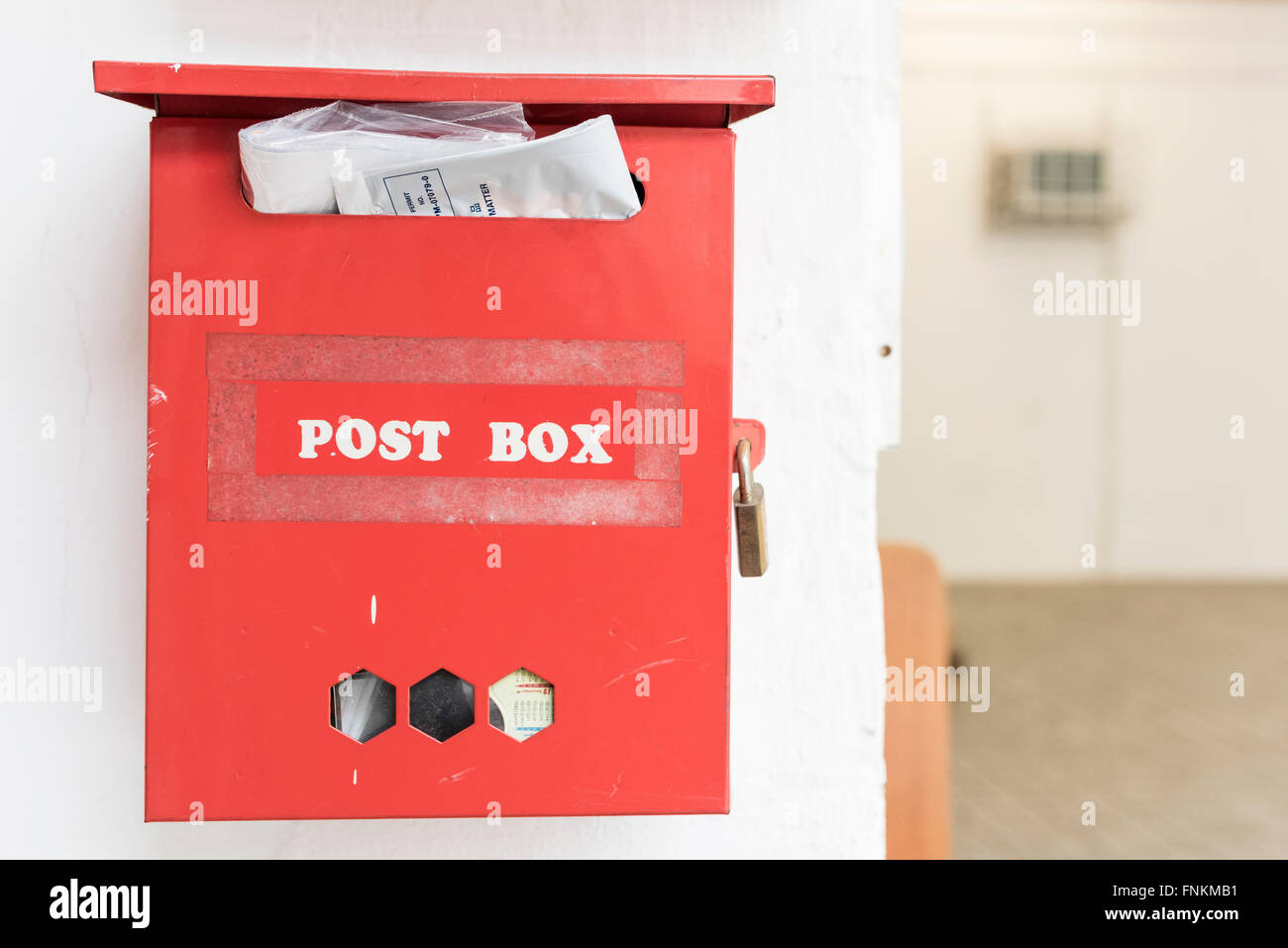 Red post box sulla parete Foto Stock