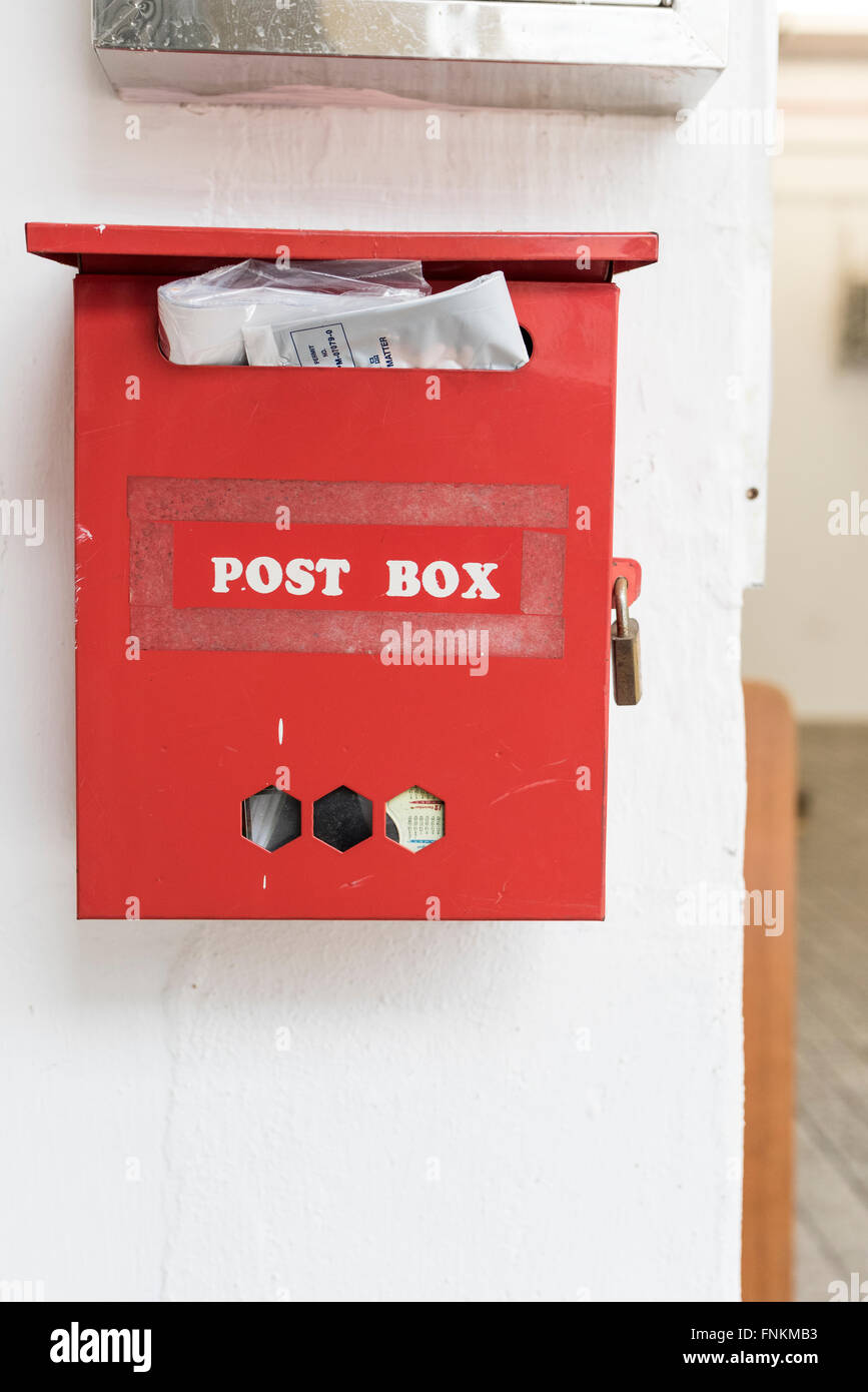 Red post box sulla parete Foto Stock