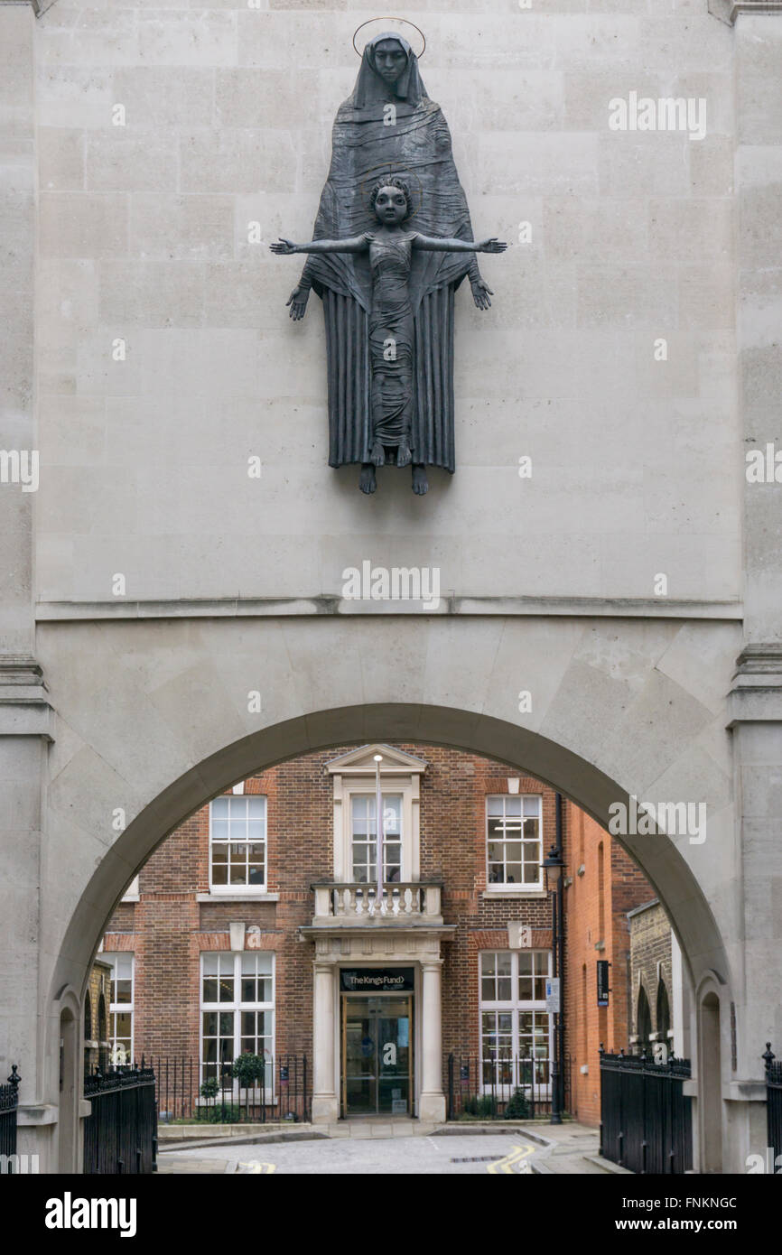 Jacob Epstein's 1950 Madonna e Bambino del convento del Santo Bambino Gesù, Cavendish Square, Londra. Fusione in piombo. Foto Stock