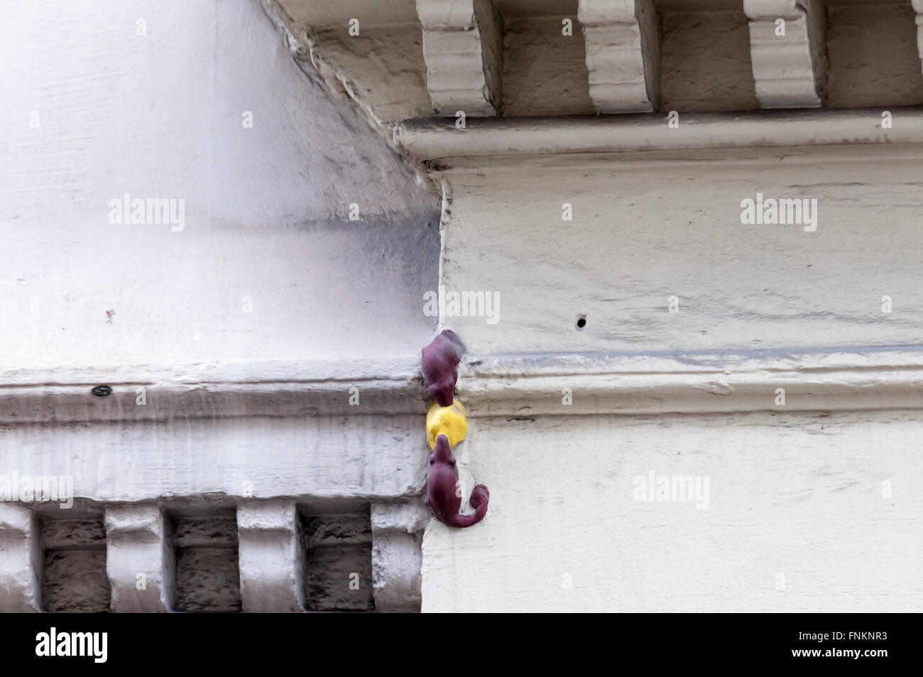 Incisione su una città di edificio londinese di due topi di lotta contro il pezzo di formaggio. Talvolta descritta come Londra la più piccola statua. Foto Stock