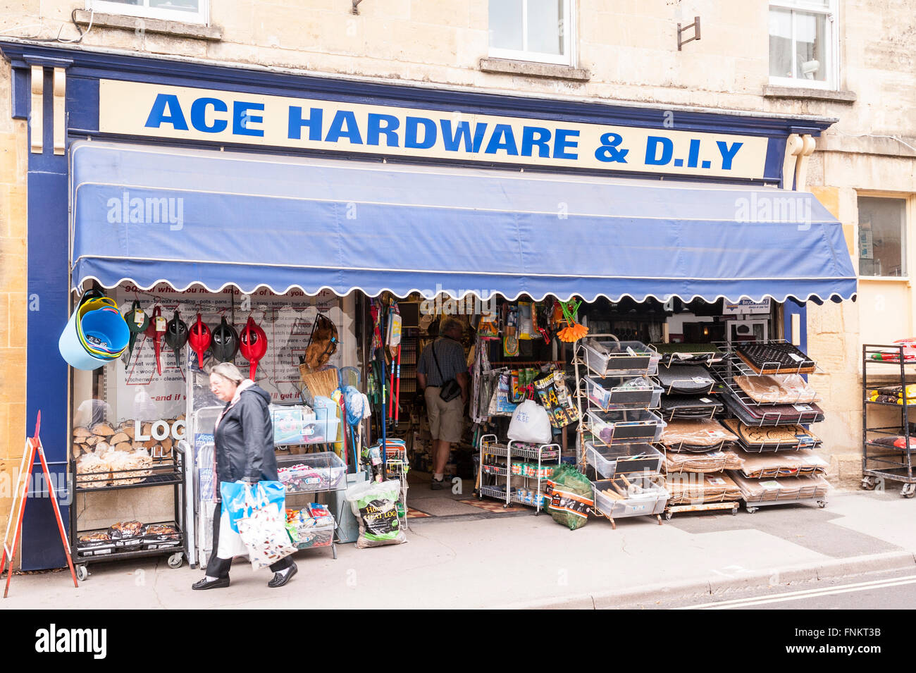 Ace Hardware & bricolage shop store di Winchcombe , Gloucestershire , Inghilterra , Inghilterra , Regno Unito Foto Stock Ace Hardware & bricolage shop store di Winchcombe , Gloucestershire , Inghilterra , Inghilterra , Regno Unito Foto Stock
