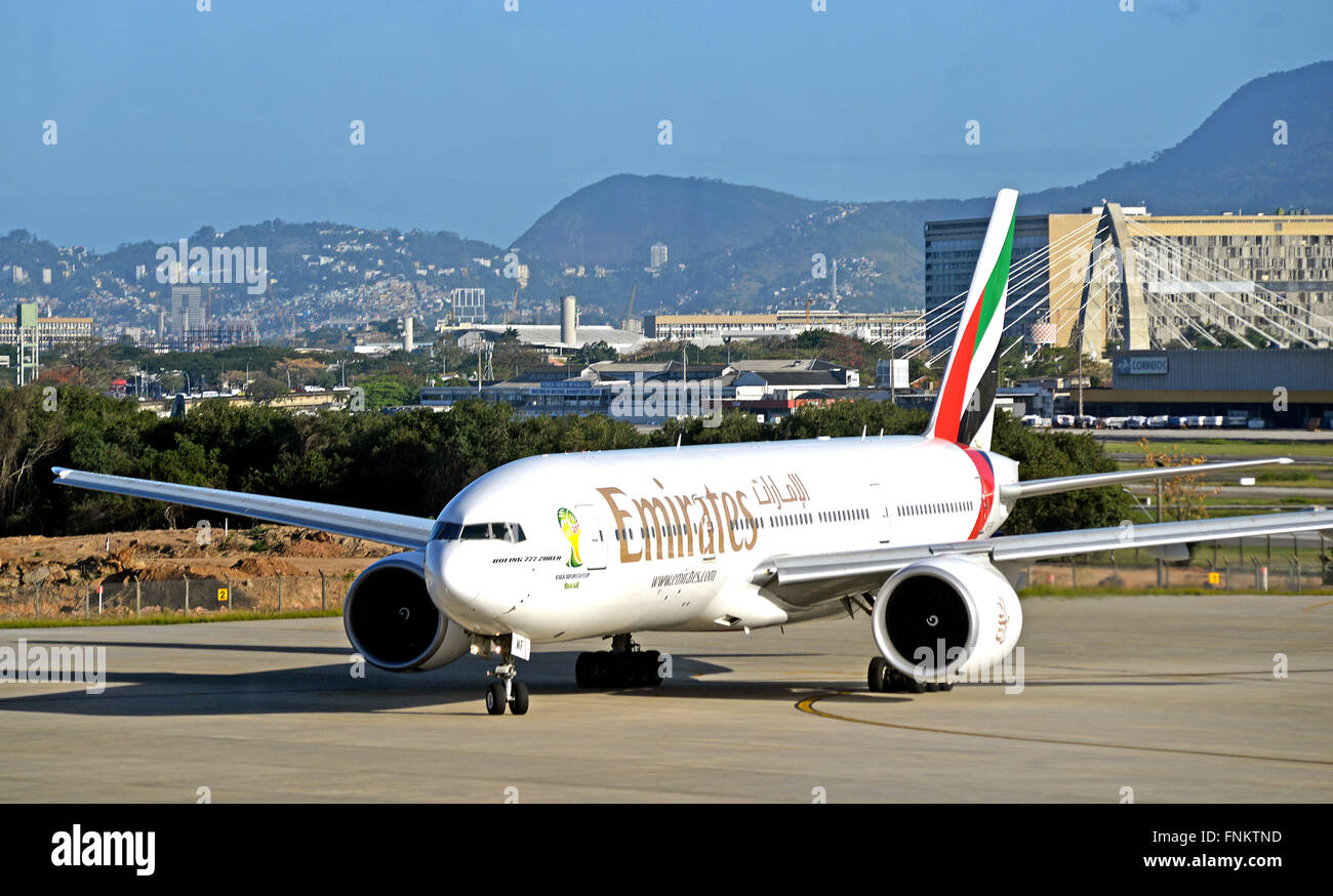 Boeing 777 200 ER di Emirates Airlines in atterraggio a Galeao aeroporto internazionale di Rio de Janeiro in Brasile Foto Stock