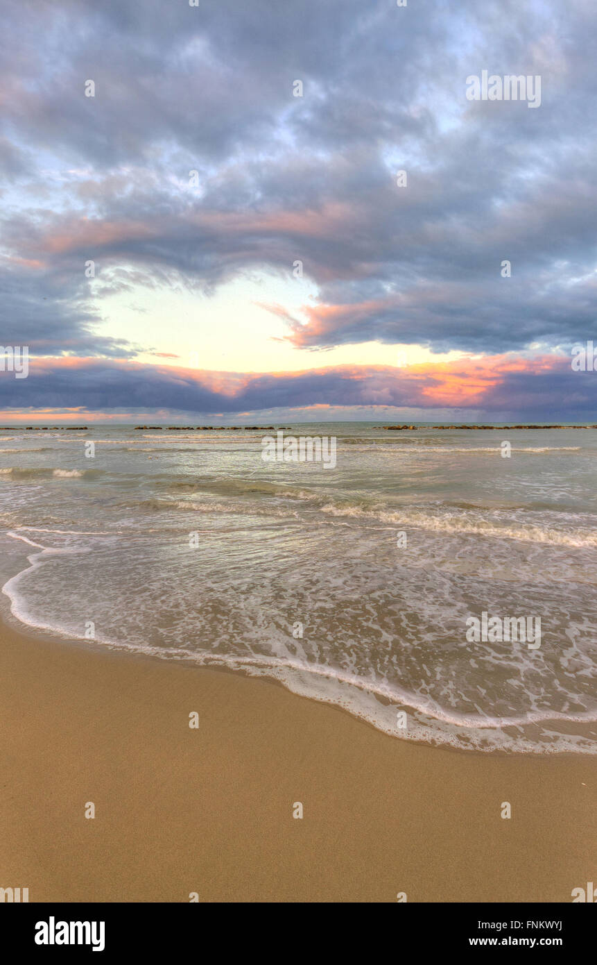 L'Italia, nelle Marche San Benedetto del Tronto, la spiaggia, il cuore nel cielo Foto Stock