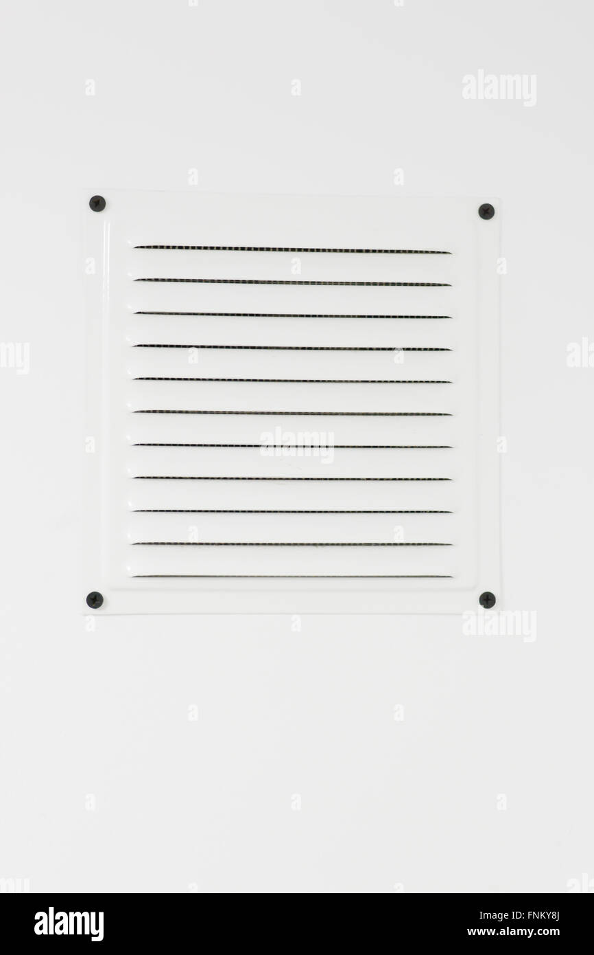 Close-up di plastica di sfiato aria nella parete bianca Foto Stock
