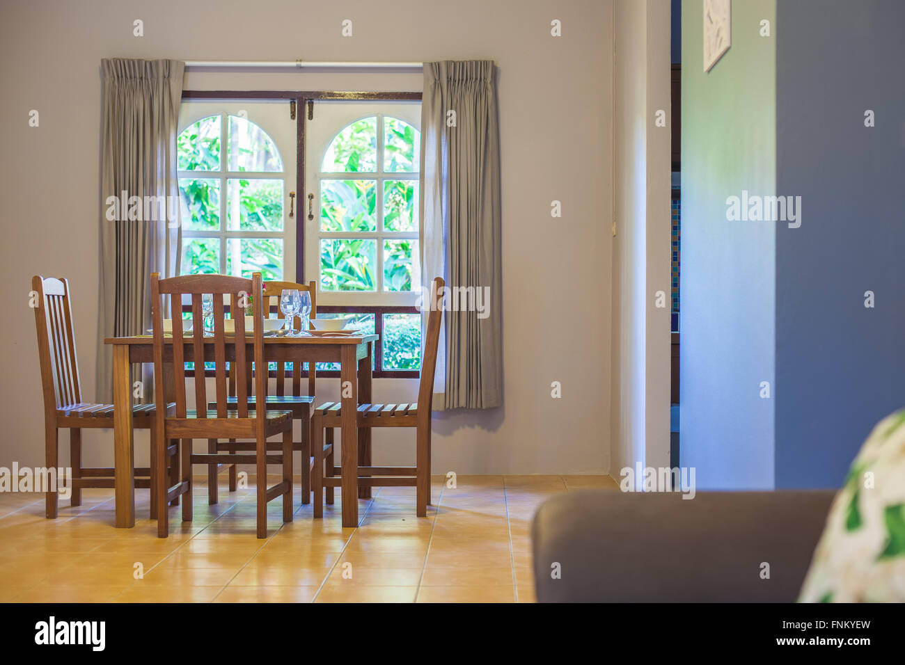 Il beige sala da pranzo con un tavolo di legno insieme Foto Stock