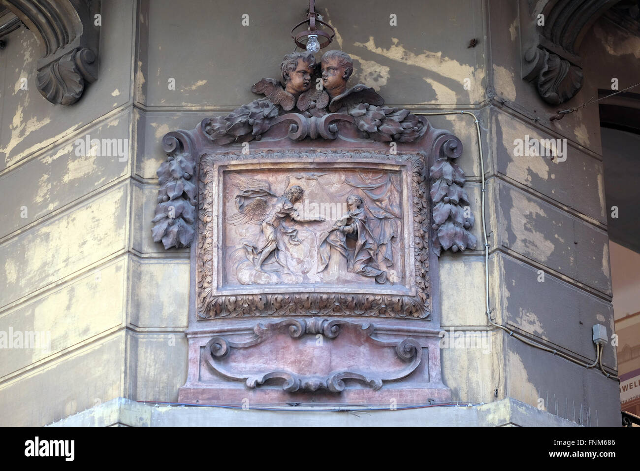 Il sollievo di annunciazione scena sulla facciata della casa a Bologna, Italia, il 04 giugno, 2015 Foto Stock