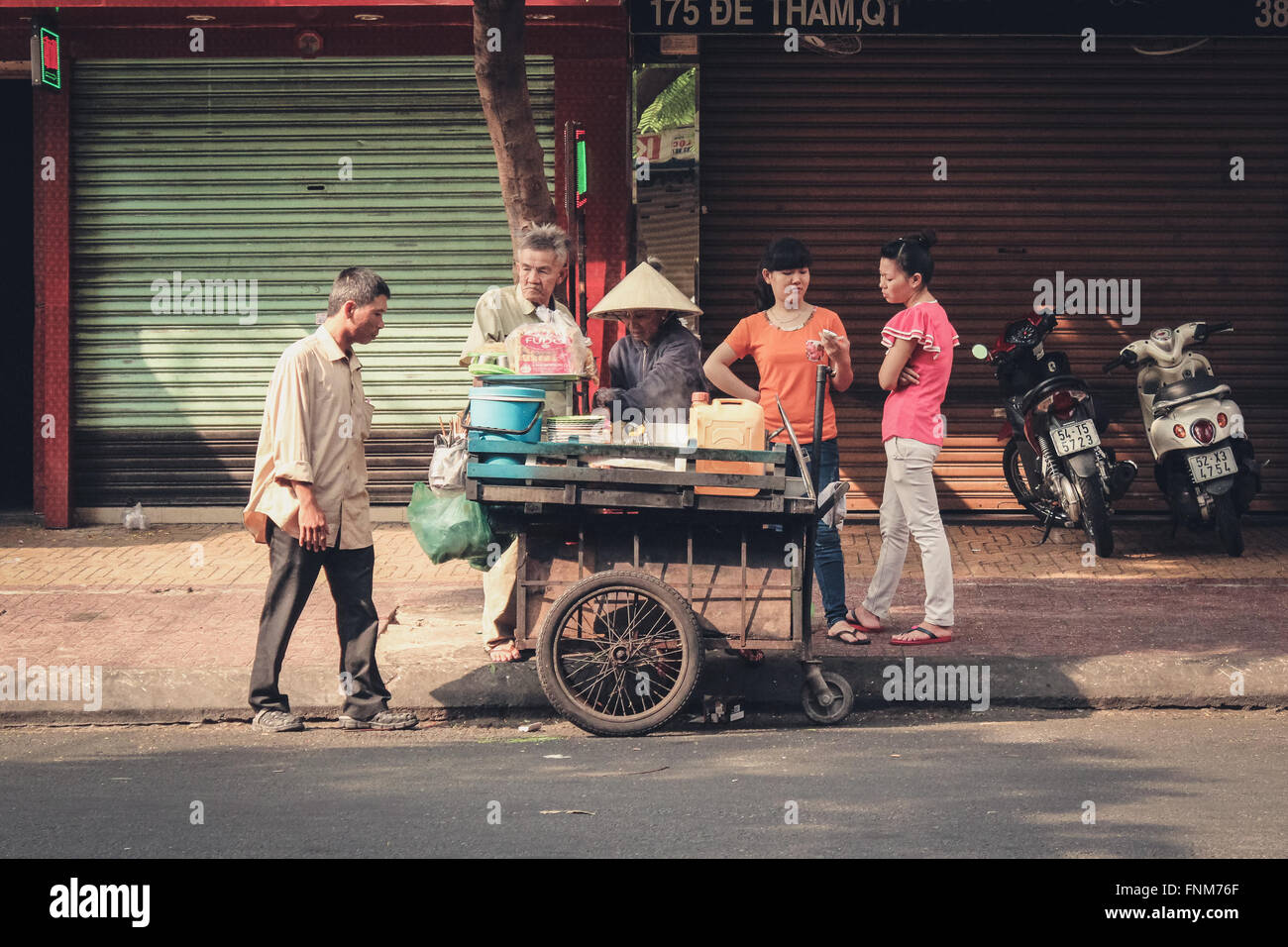 Donna vendita alimentari sulla strada di sigon vietnam - Zuppa di noodle / pho - vietnamita prima colazione Foto Stock