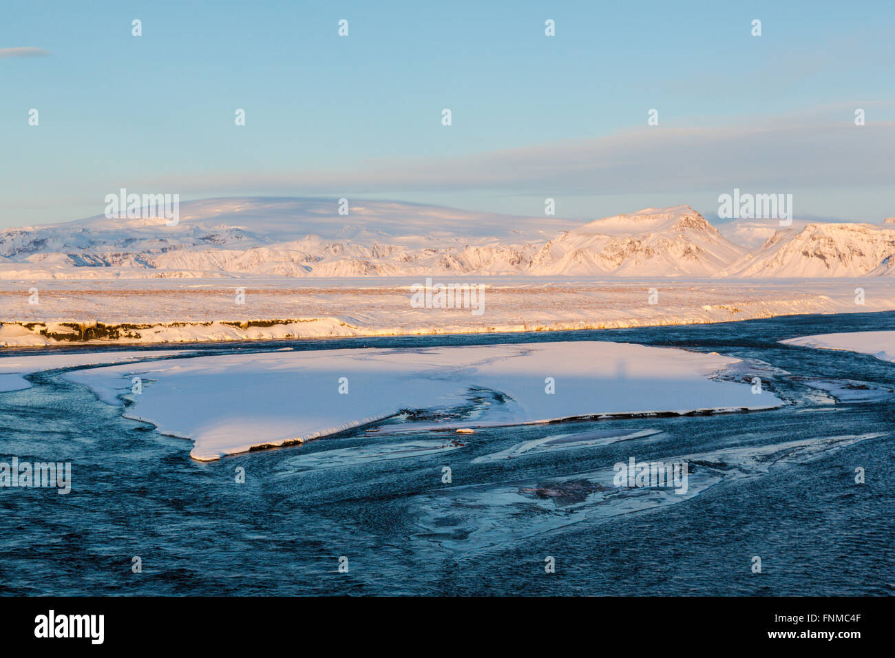 Fiume, montagne, Suðurland, Islanda Foto Stock