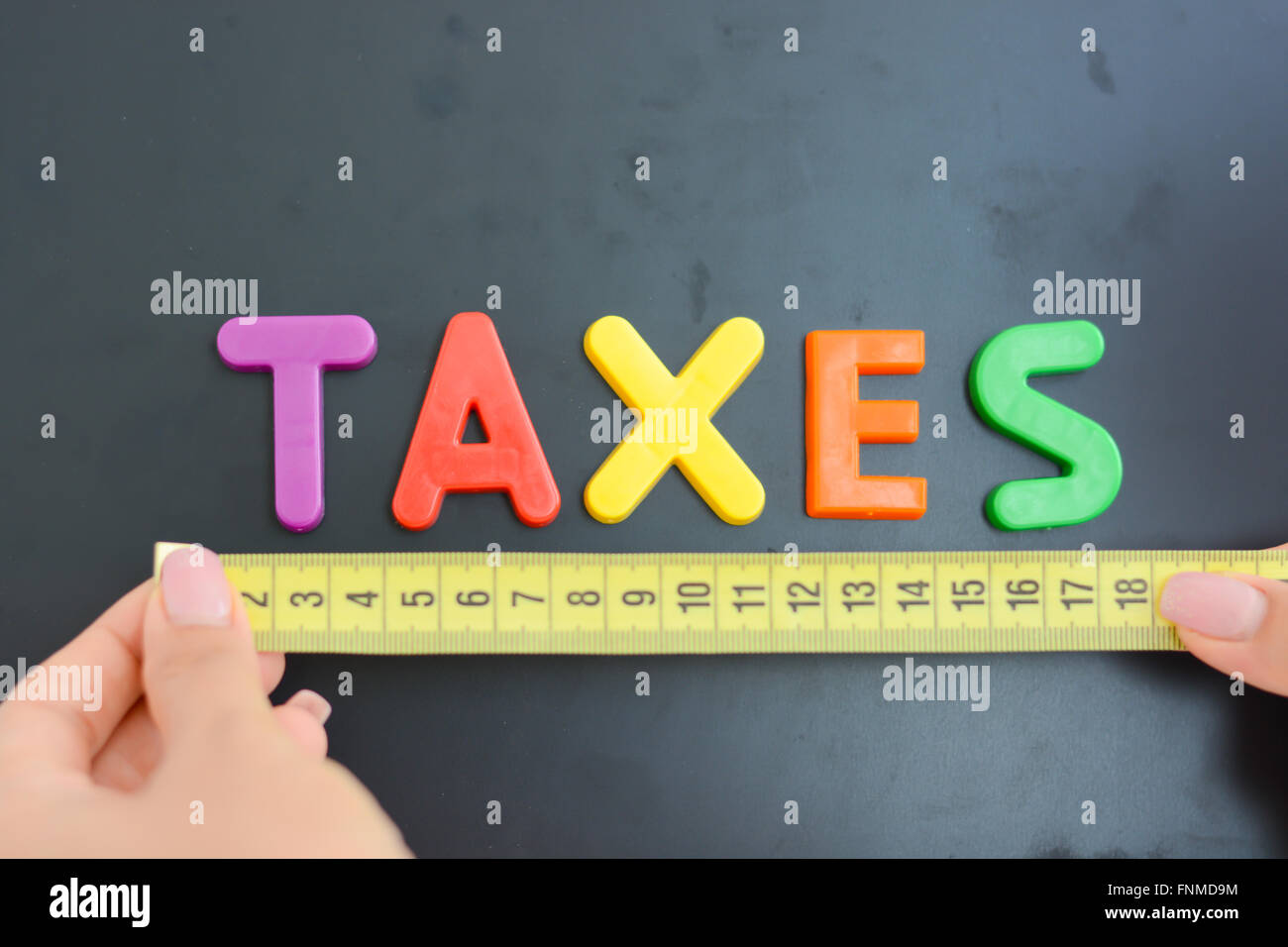 Misurare le imposte in un concetto business, società o di economia Foto Stock
