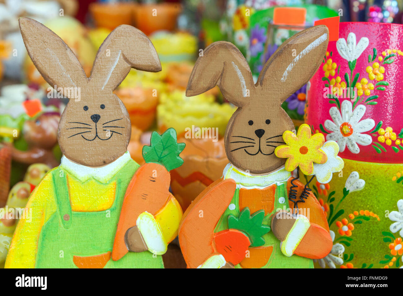 Praga souvenir, conigli pasquali presso lo stand, mercato di Pasqua a Praga, Repubblica Ceca Foto Stock