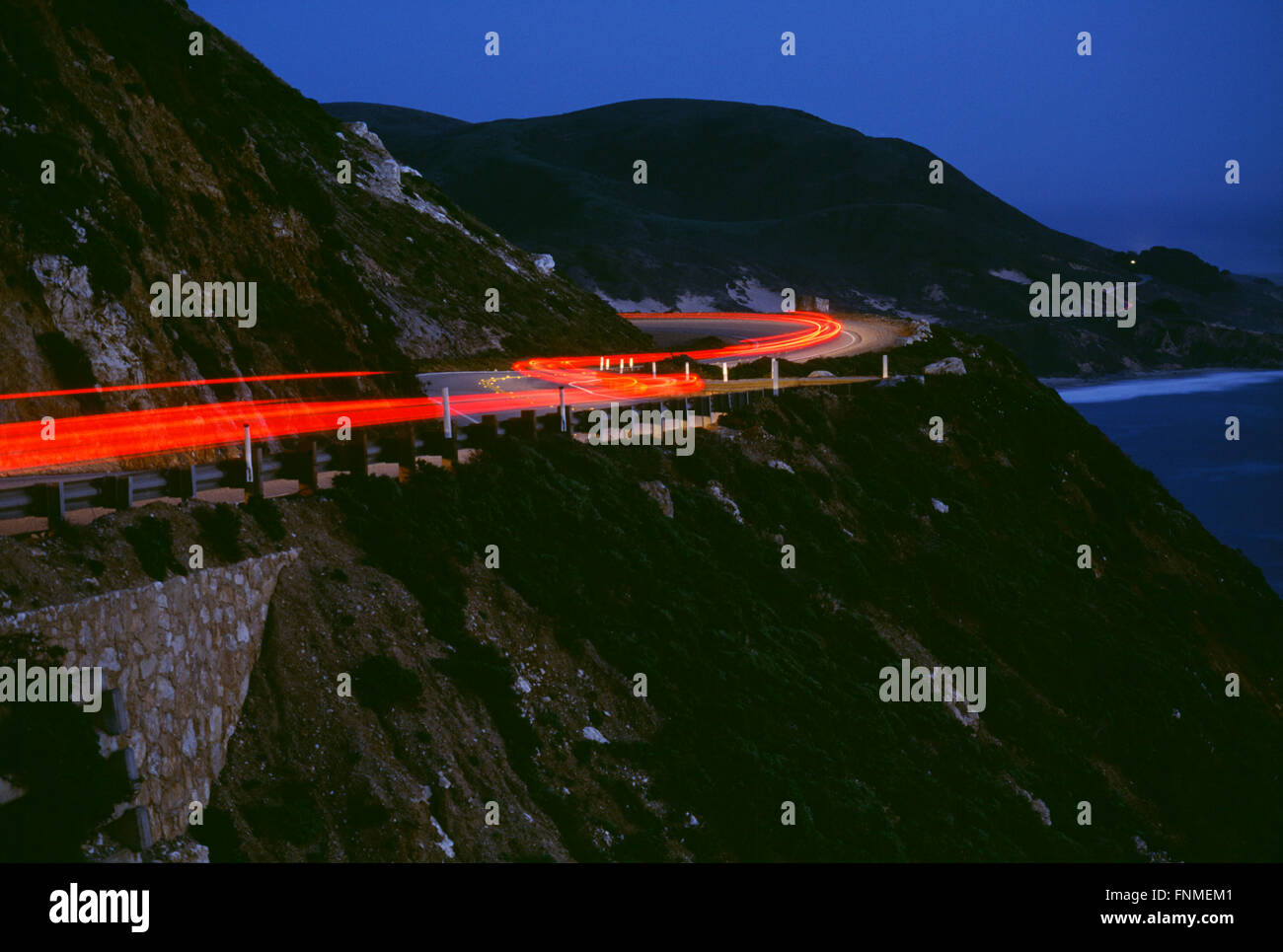 La presenza di striature auto luci di coda su una strada di montagna, Big Sur Costa, California, Stati Uniti d'America Foto Stock