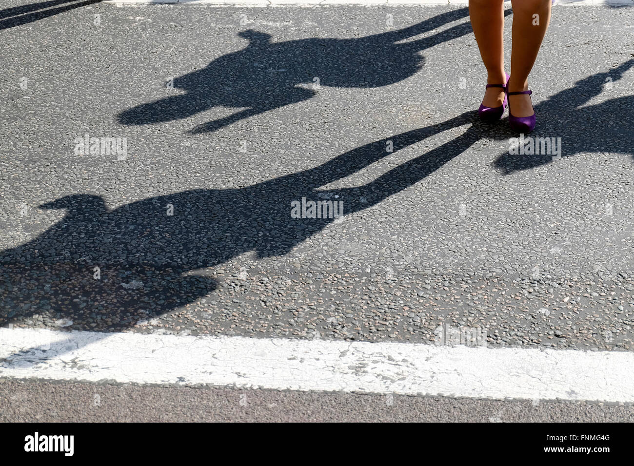 Ombra di donne sulla strada Foto Stock