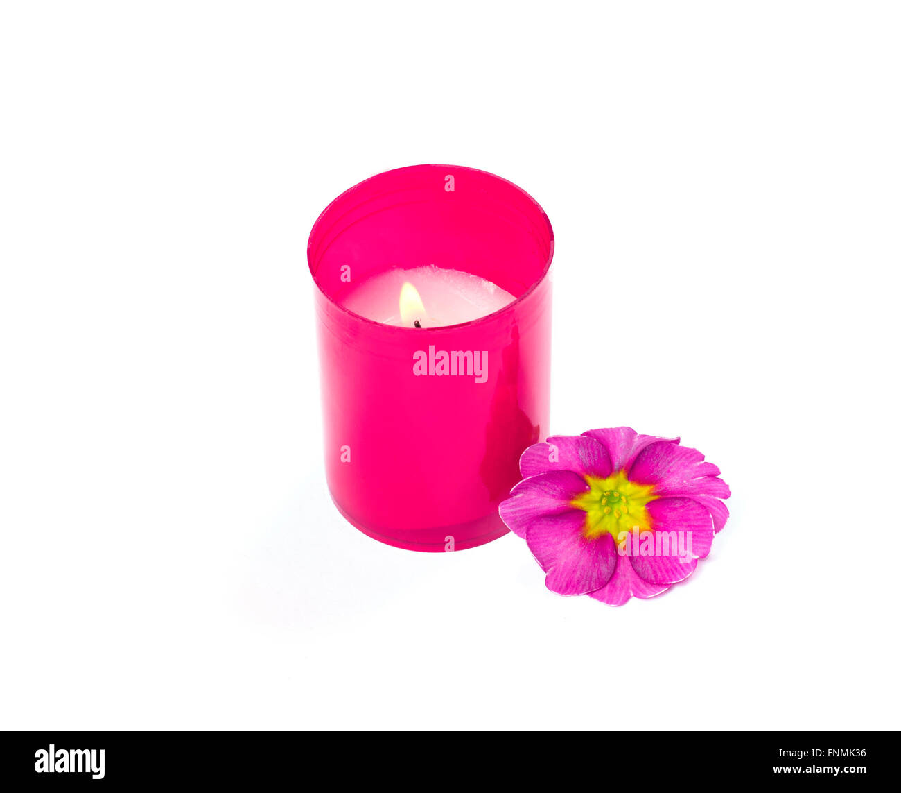 Romantico Sfondo San Valentino. Candele accese e cuori rossi decorati con  fiori bianchi Foto stock - Alamy