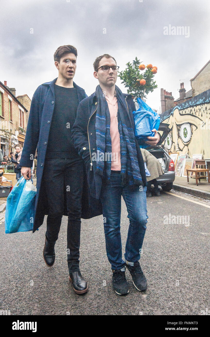 Coppia gay shopping Columbia Road Londra Foto Stock