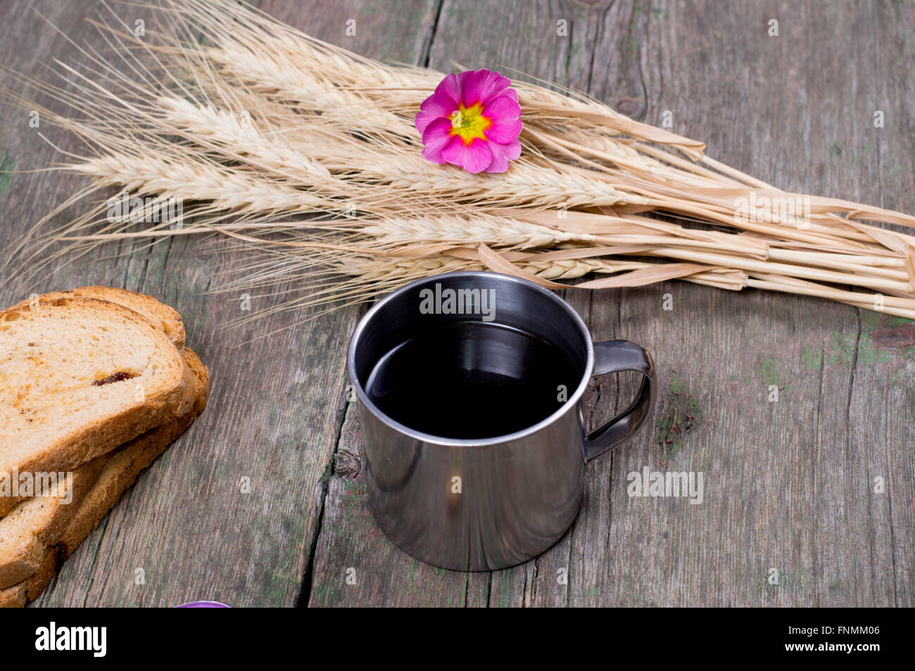Tre i crostini, una tazza di caffè e collegamento di grano Foto Stock