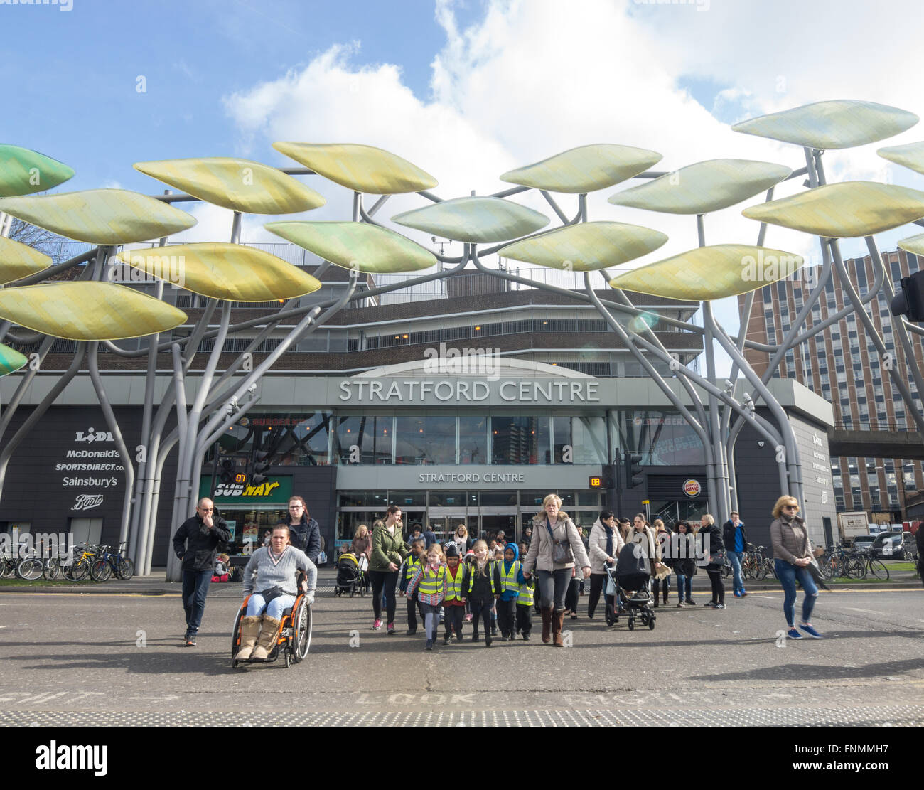 I bambini di strada di attraversamento, stratford centro città Foto Stock