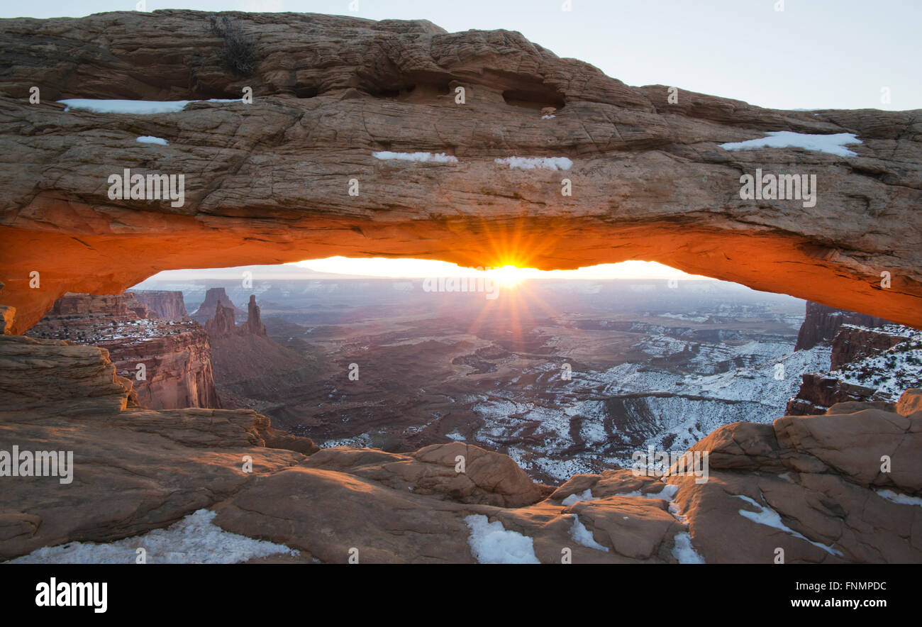 Sunrise attraverso Mesa Arch, il Parco Nazionale di Canyonlands, Moab, Utah Foto Stock