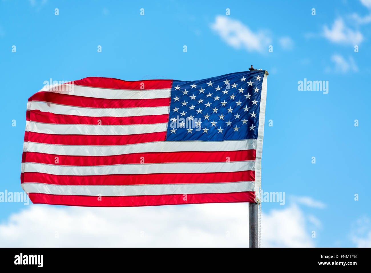 Bandiera americana sventolare nel vento di Buffalo, Wyoming Foto Stock