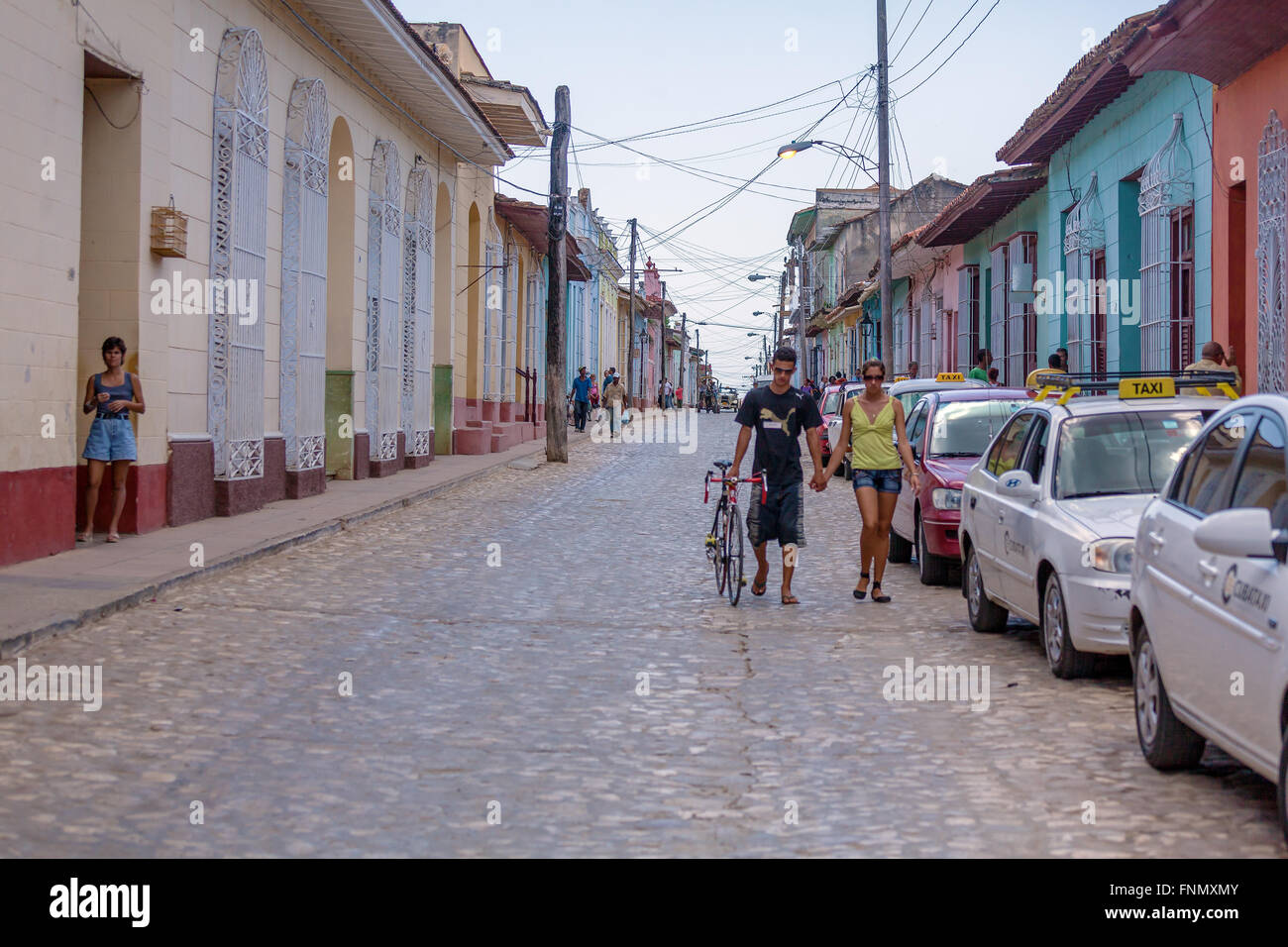 TRINIDAD, CUBA - MARZO 30, 2012: strade della città vecchia con i turisti e taxi auto solo uso editoriale. Foto Stock