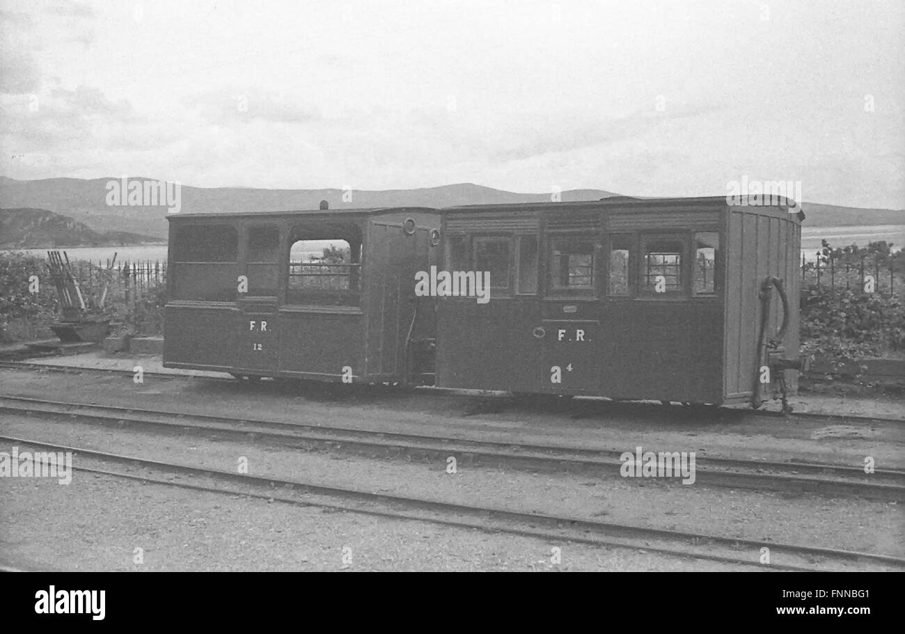 Welsh Festiniog a scartamento ridotto carrozze ferroviarie No.4 e No.12 a Boston Lodge negli anni trenta del novecento Foto Stock