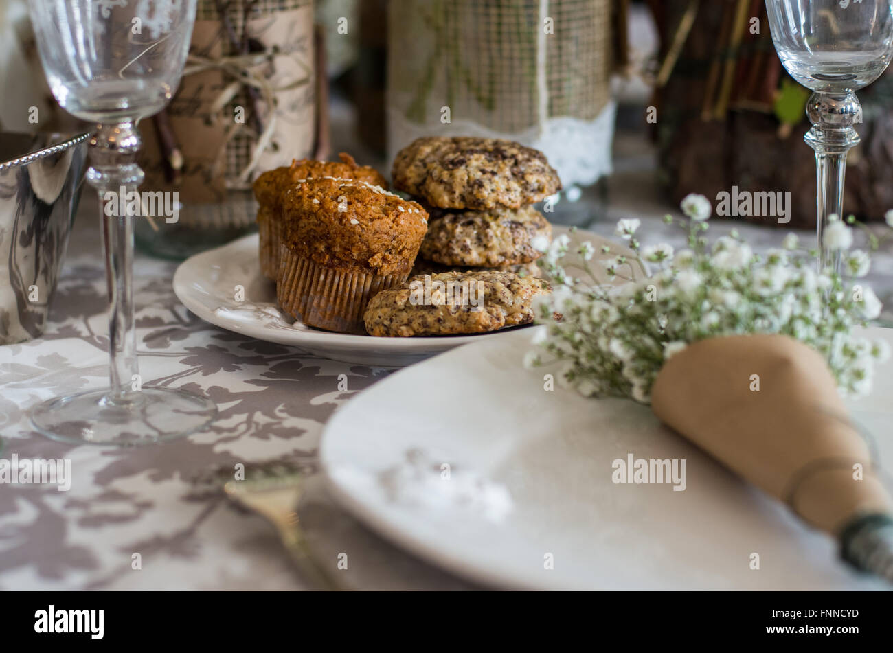 I cookie sul tavolo di nozze, decorazione con bouquet di gypsophilas bianco in carta d'arte Foto Stock