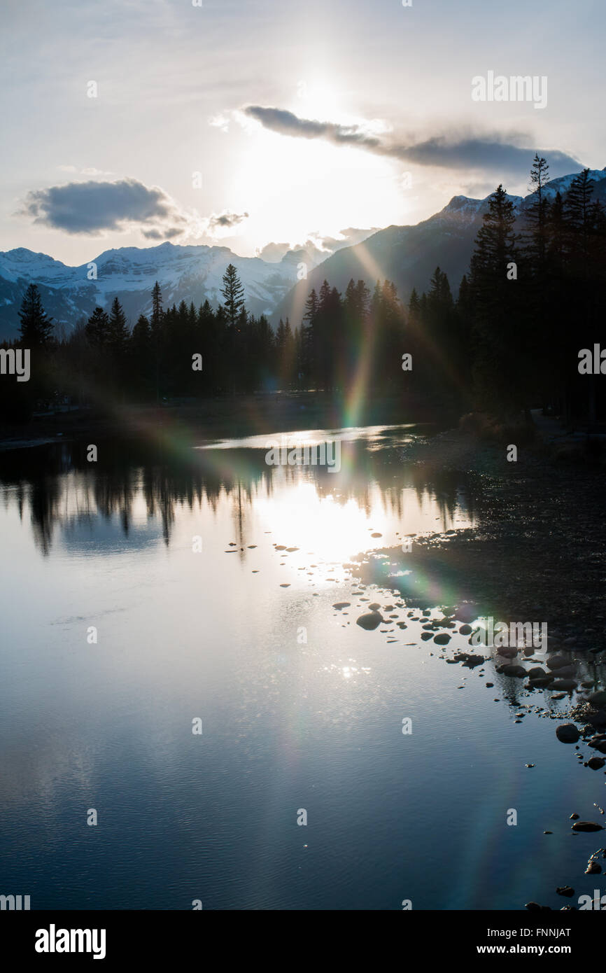 Una doppia riflessione sunray dal cielo su un letto di calma di acqua Foto Stock