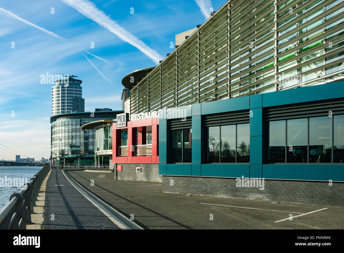 Il Lowry arts center con la recente apertura (nov. 2015) "Pier 8' Ristorante e bar, Salford Quays, Manchester, Inghilterra, Regno Unito. Foto Stock