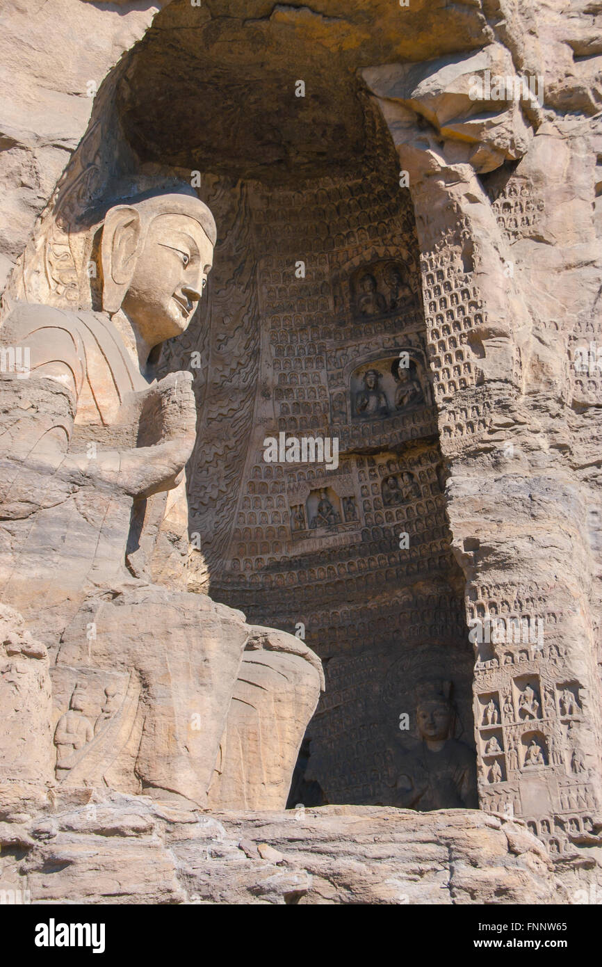 Buddha in pietra scultura in grotta Foto Stock