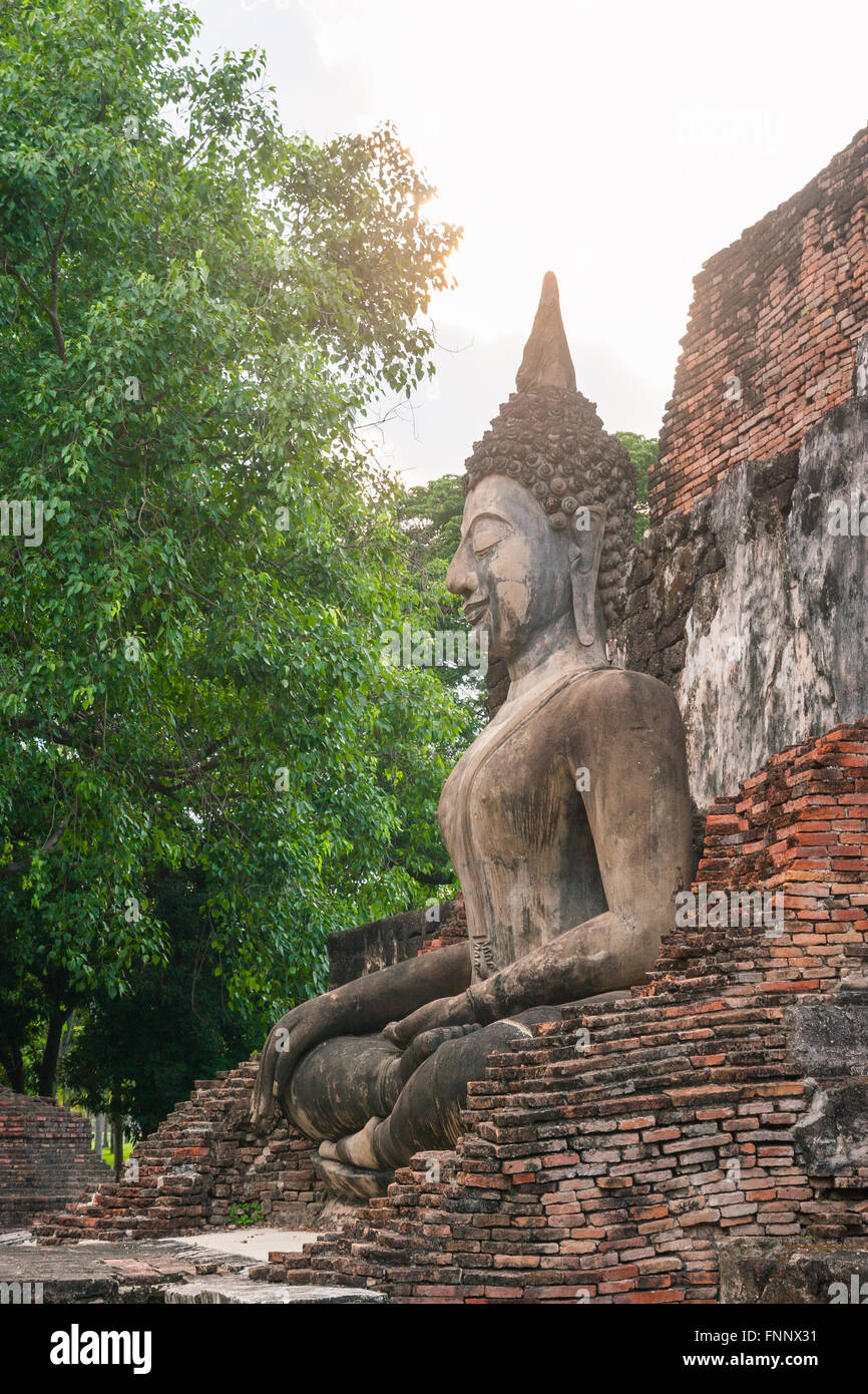 Budda seduto scultura in Sukhothai historical park, Thailandia Foto Stock
