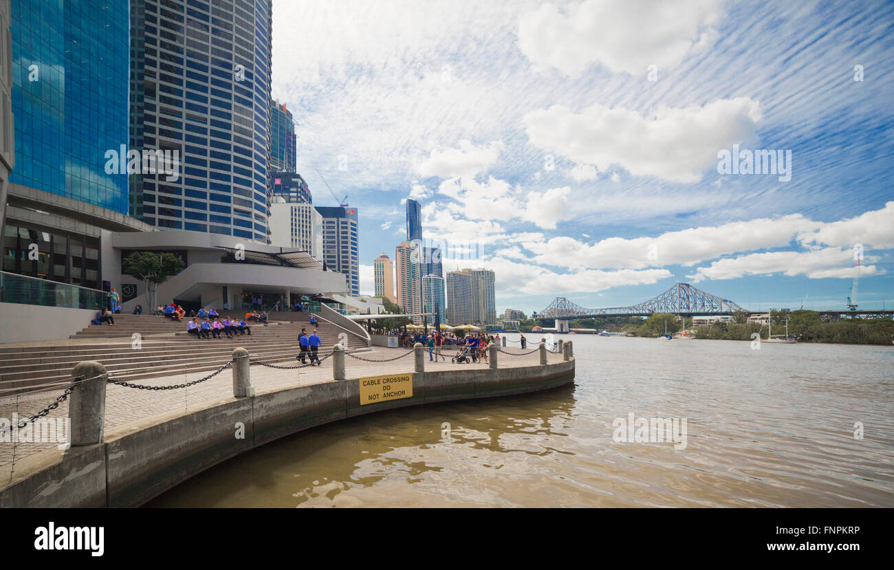 Ufficio lavoratori prendere il pranzo sul fiume Brisbane, Queensland, Australia central business district Foto Stock