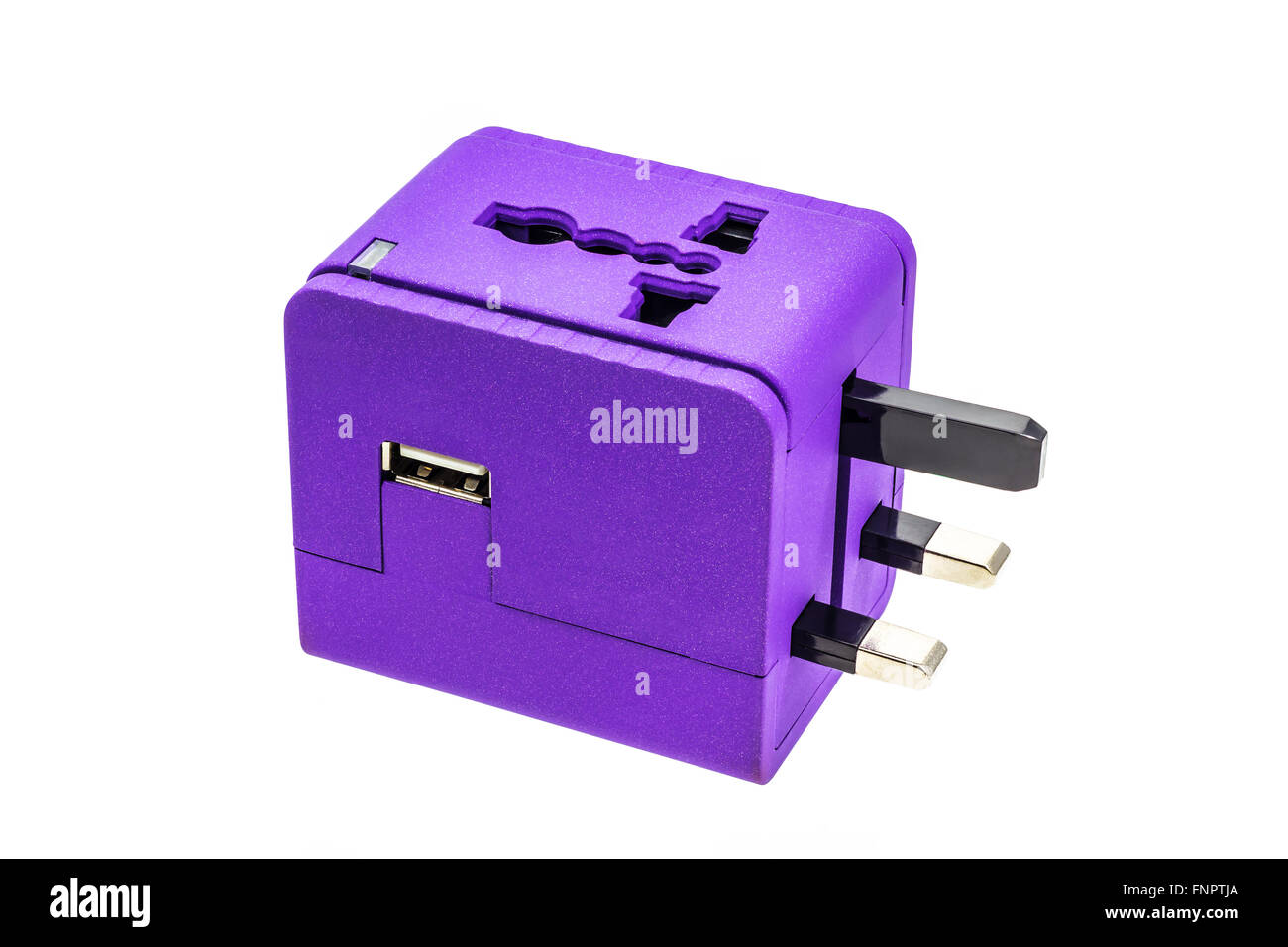 Viola adepter viaggio per la zona del Regno Unito con slot USB isolato su sfondo bianco Foto Stock