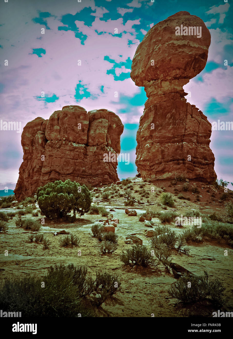 Immagine della roccia equilibrato in archi, Utah. Migliorate digitalmente spirituale e lugubre concetto senza tempo di presenza. Foto Stock