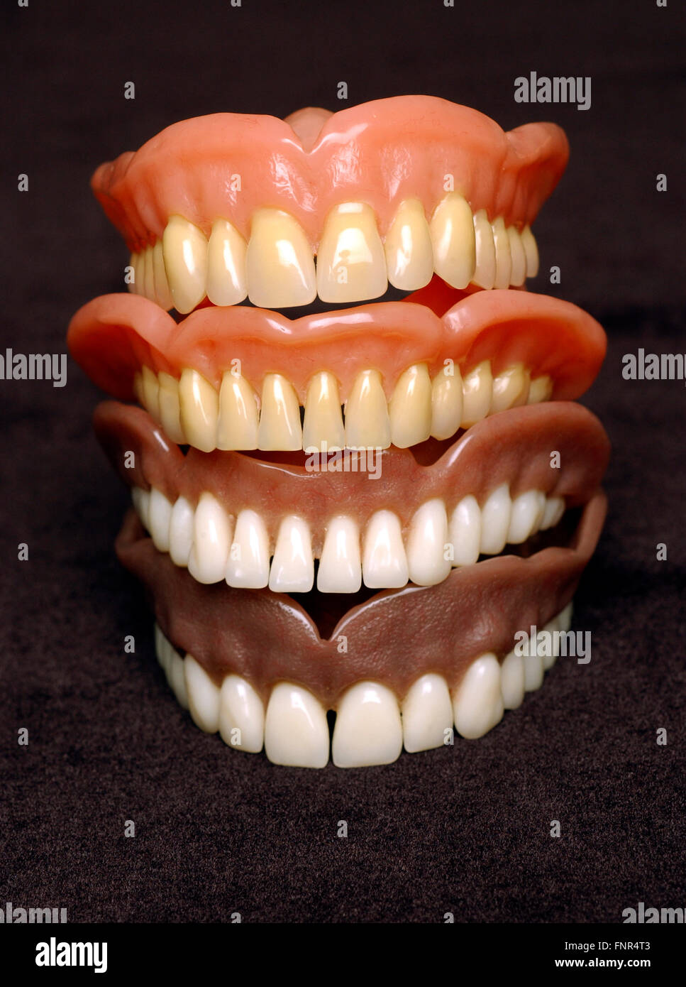 Due serie di protesi completa. Protesi o falsi denti sono realizzati a partire da una base in acrilico su cui acrilici o denti di ceramica sono montati. Foto Stock