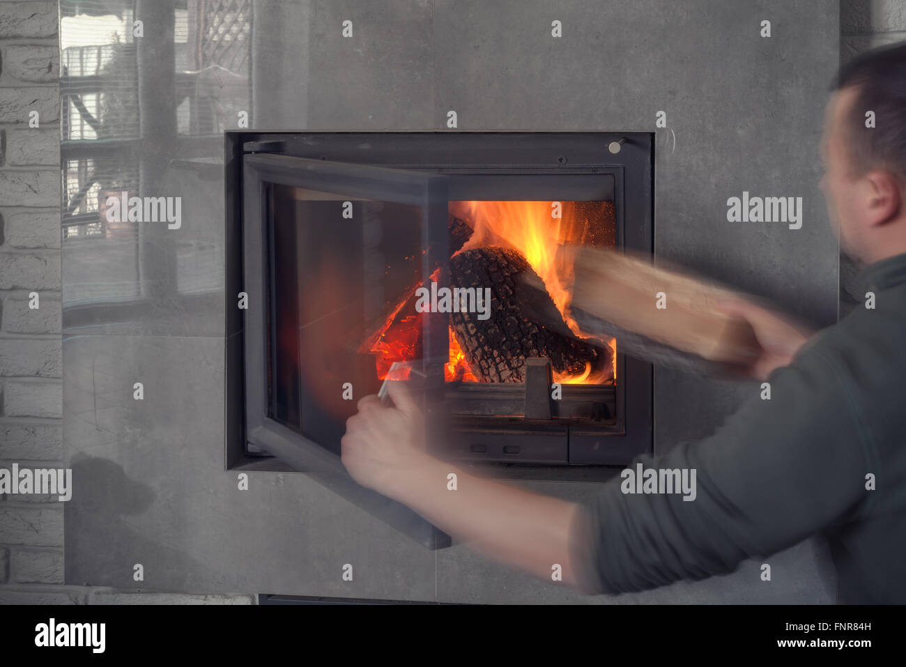 Uomo vicino al camino close up Foto Stock