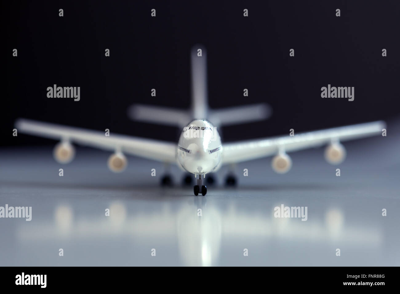 Aeroplano bianco su sfondo nero Foto Stock