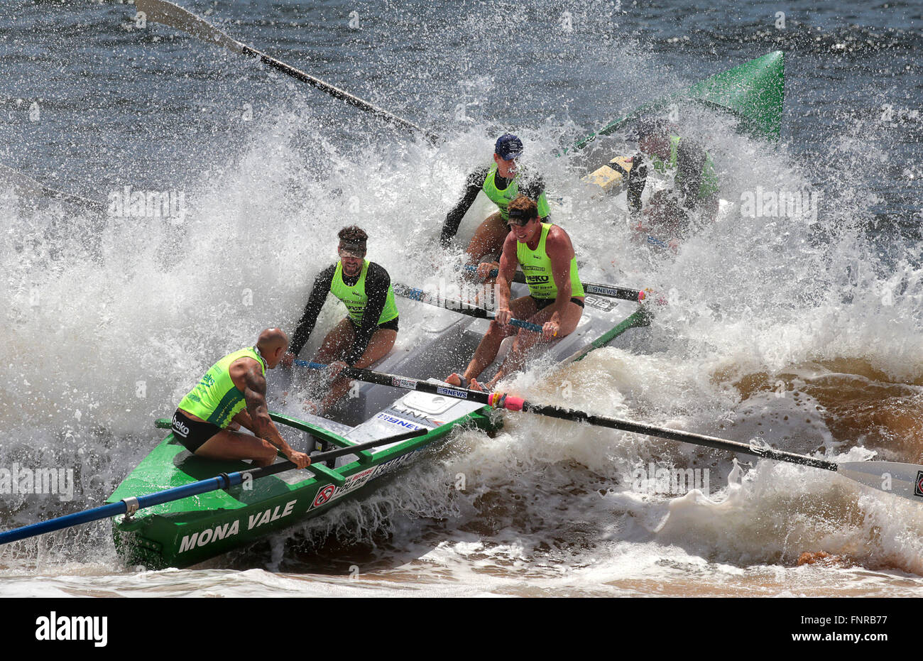 Surf lifesavers competere nell'Oceano Thunder navigare in barca a remi in serie Collaroy, Sydney, Australia. Foto Stock
