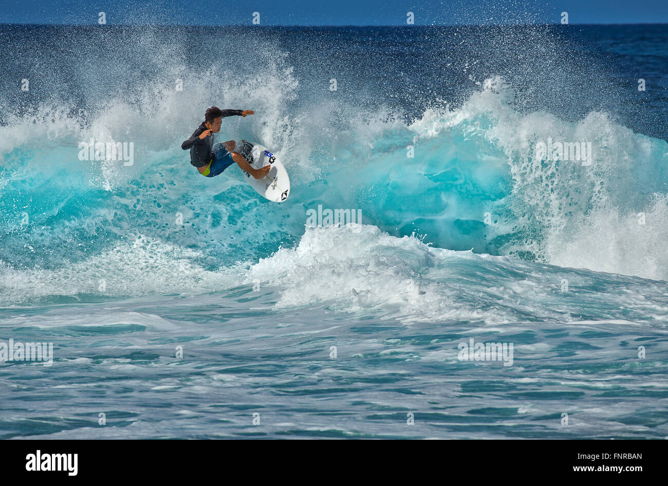 Un surfista affronta il notoriamente difficile Pipeline surf break. in Oahu, Hawaii. Foto Stock