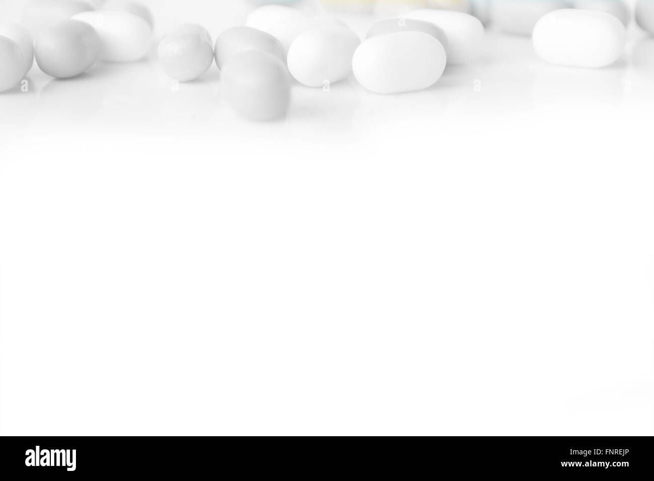 Il bianco e il grigio pillole su sfondo bianco Foto Stock