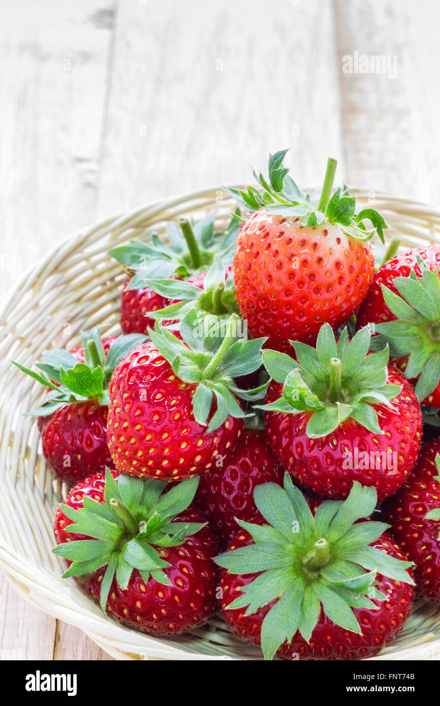 Immagine ravvicinata fragola in cestino di legno sul tavolo di legno Foto Stock