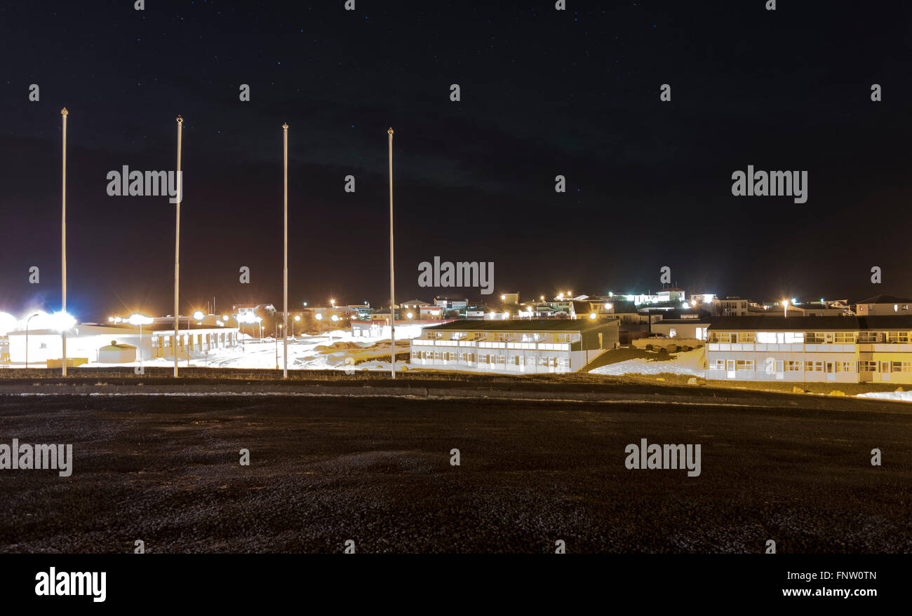 Una vista notturna della città di Stykkishholmur in Islanda Foto Stock