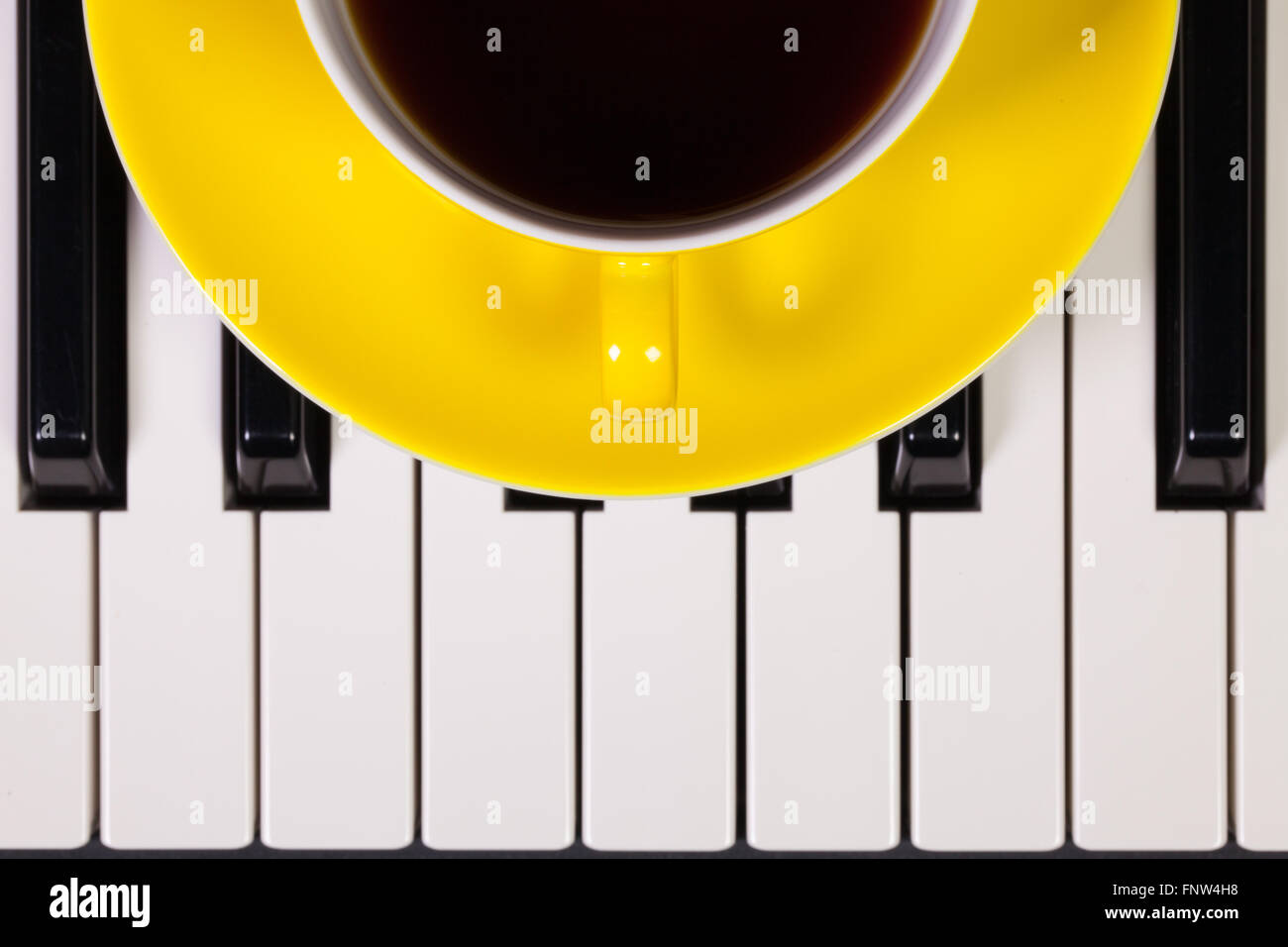 Dettaglio della tastiera di pianoforte e la tazza di caffè Foto Stock