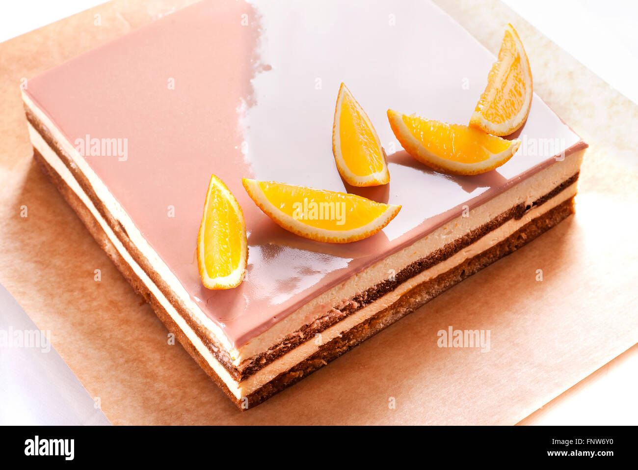 Sfoglia: Torta arancione con gelatine. Isolato su bianco - Stock immagine. Foto Stock